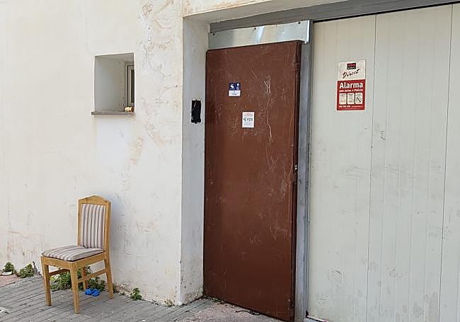 Una de las puertas 'antiokupa' instaladas en Almuñécar Hills.