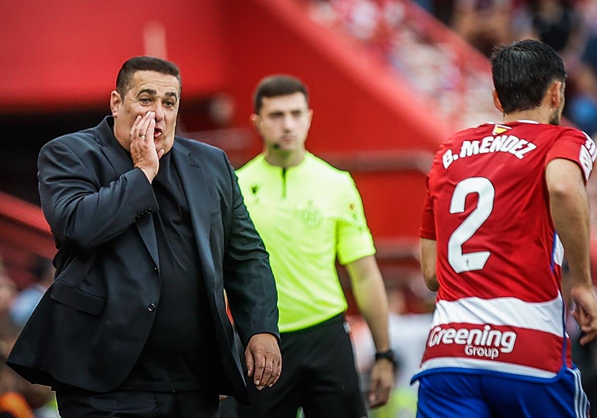 José Ramón Sandoval da indicaciones a Bruno Méndez durante el partido.