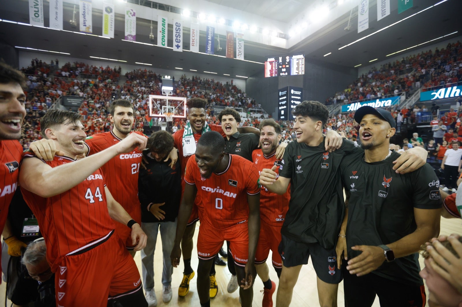 Las imágenes de la fiesta del Covirán y la afición