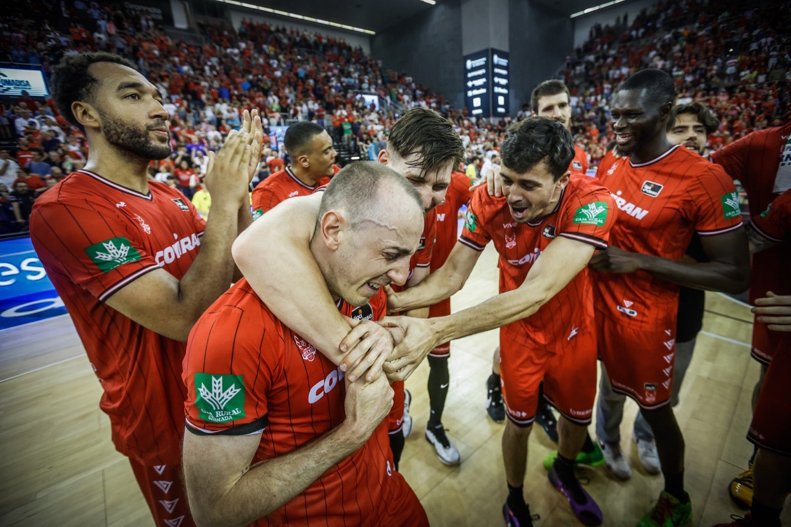 Las imágenes de la fiesta del Covirán y la afición