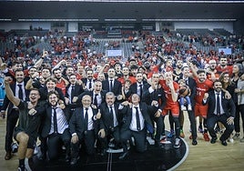 Celebración de los jugadores y equipo técnico tras la conclusión del partido.