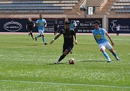 Una de las jugadas entre el Real Jaén y El Ejido, con la pelota en posesión de los jienenses.