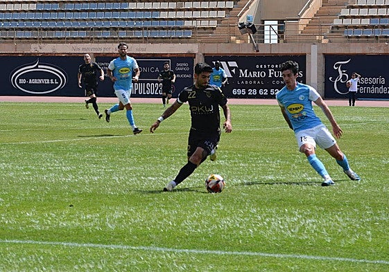 Una de las jugadas entre el Real Jaén y El Ejido, con la pelota en posesión de los jienenses.