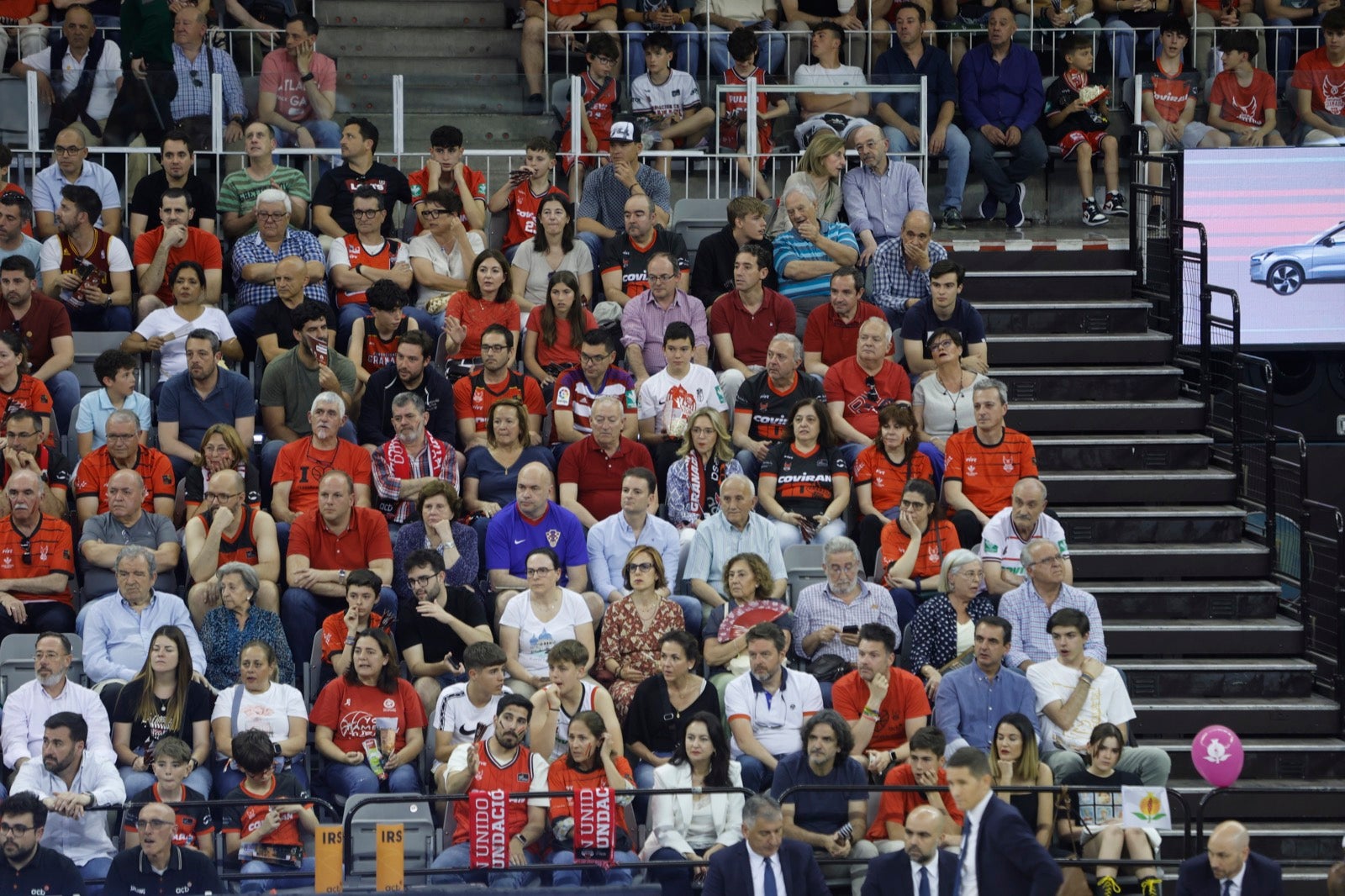 Encuéntrate en la grada durante el Covirán Granada - Gran Canaria