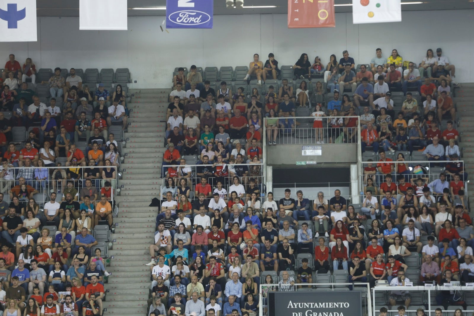 Encuéntrate en la grada durante el Covirán Granada - Gran Canaria