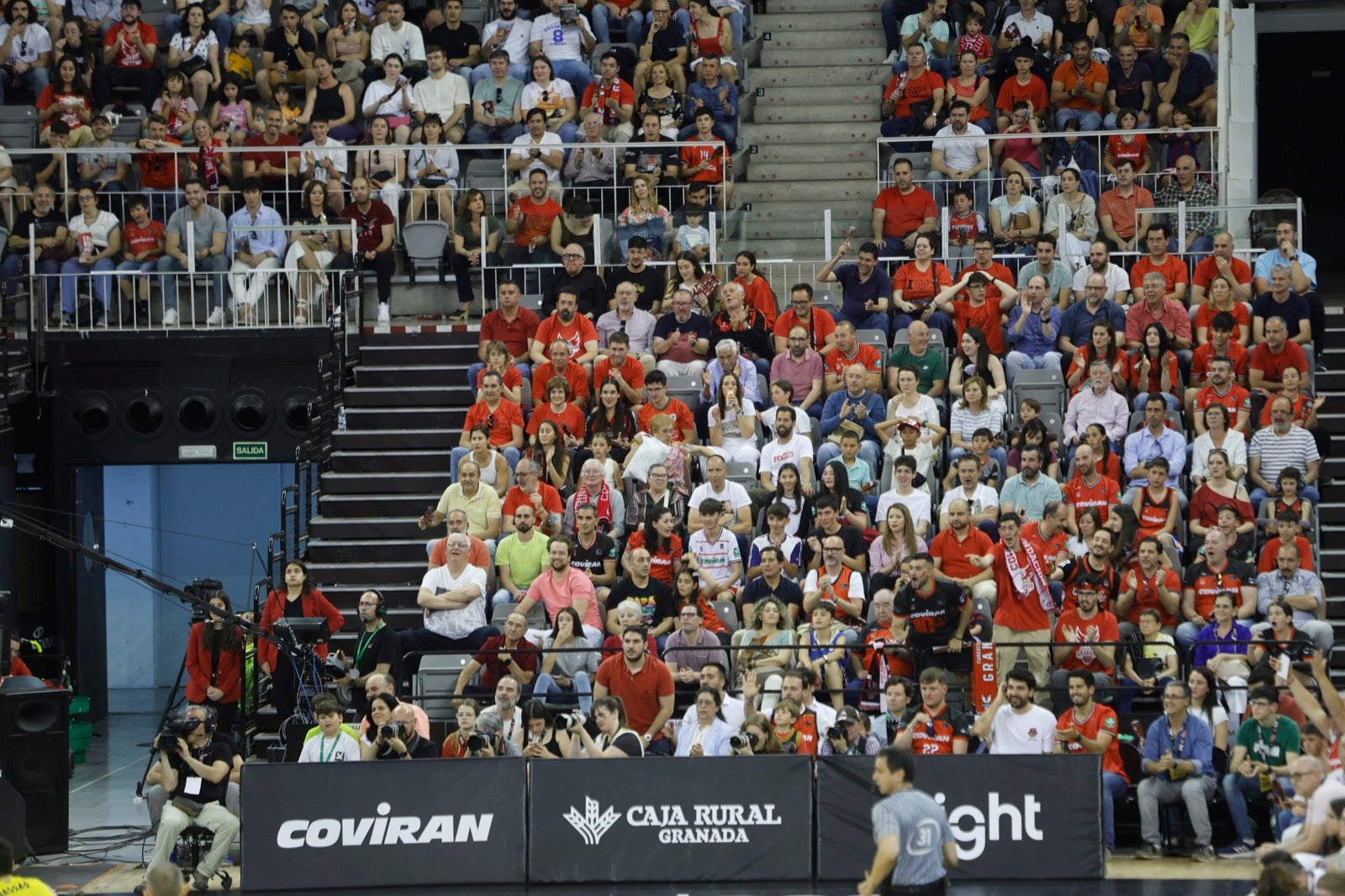 Encuéntrate en la grada durante el Covirán Granada - Gran Canaria