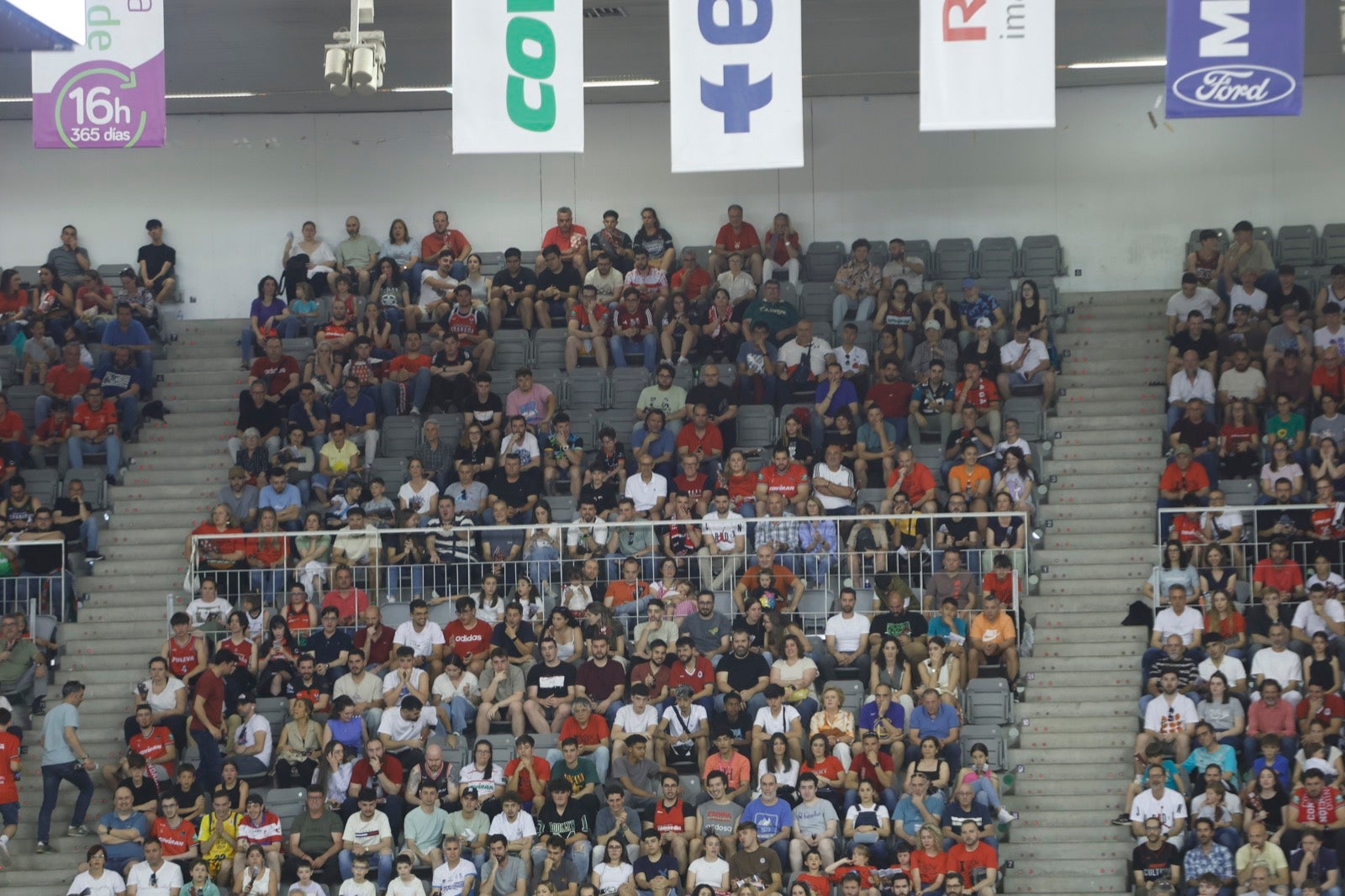 Encuéntrate en la grada durante el Covirán Granada - Gran Canaria