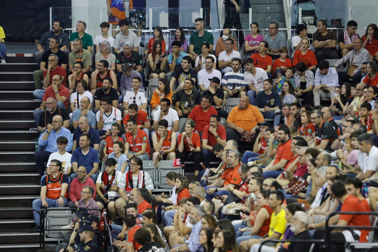 Encuéntrate en la grada durante el Covirán Granada - Gran Canaria