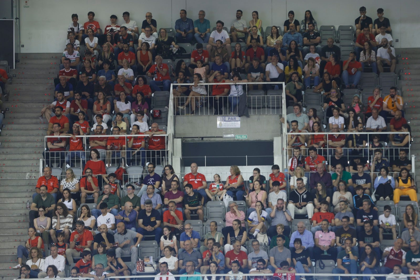 Encuéntrate en la grada durante el Covirán Granada - Gran Canaria