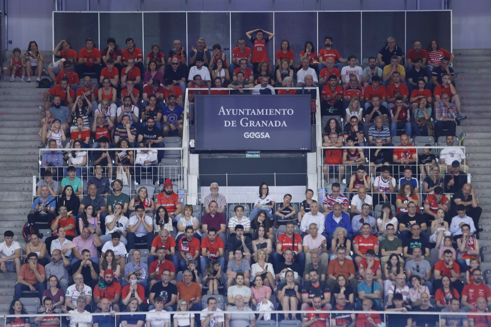Encuéntrate en la grada durante el Covirán Granada - Gran Canaria