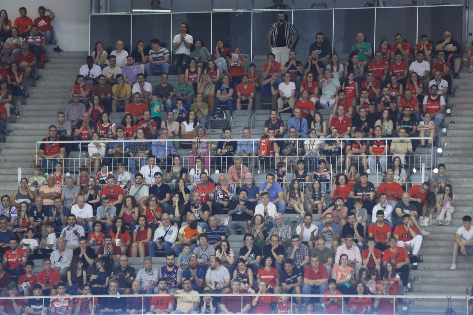 Encuéntrate en la grada durante el Covirán Granada - Gran Canaria