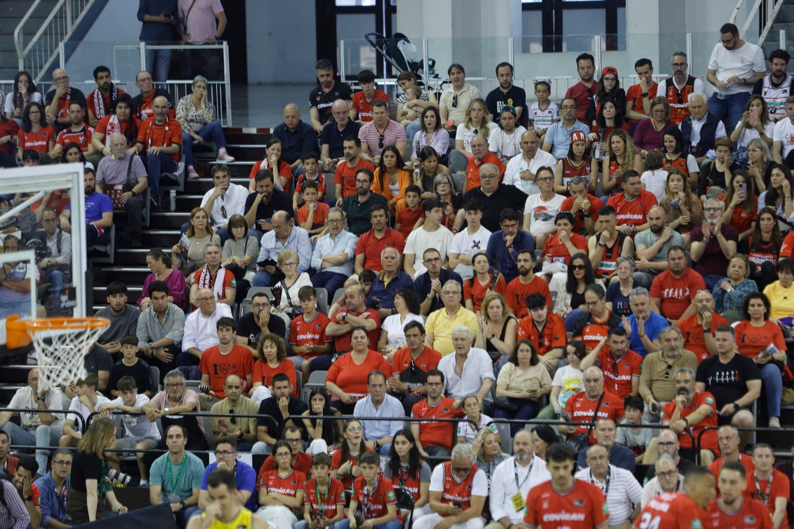 Encuéntrate en la grada durante el Covirán Granada - Gran Canaria