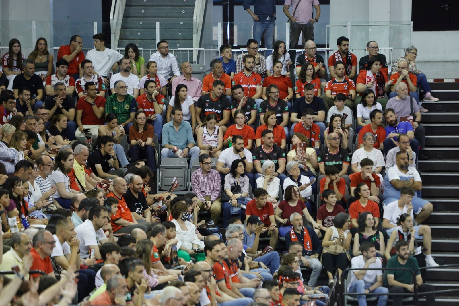 Encuéntrate en la grada durante el Covirán Granada - Gran Canaria