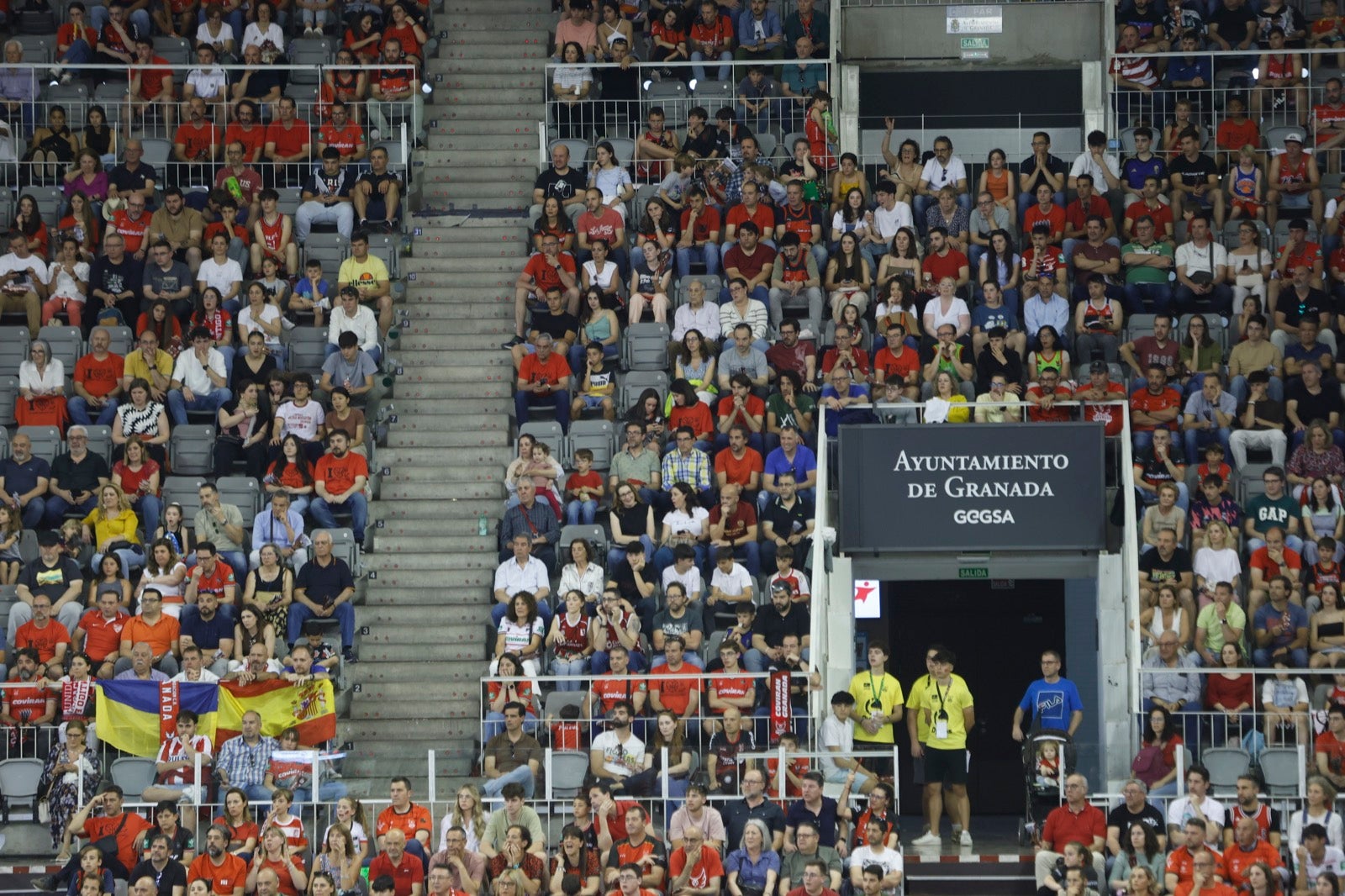 Encuéntrate en la grada durante el Covirán Granada - Gran Canaria