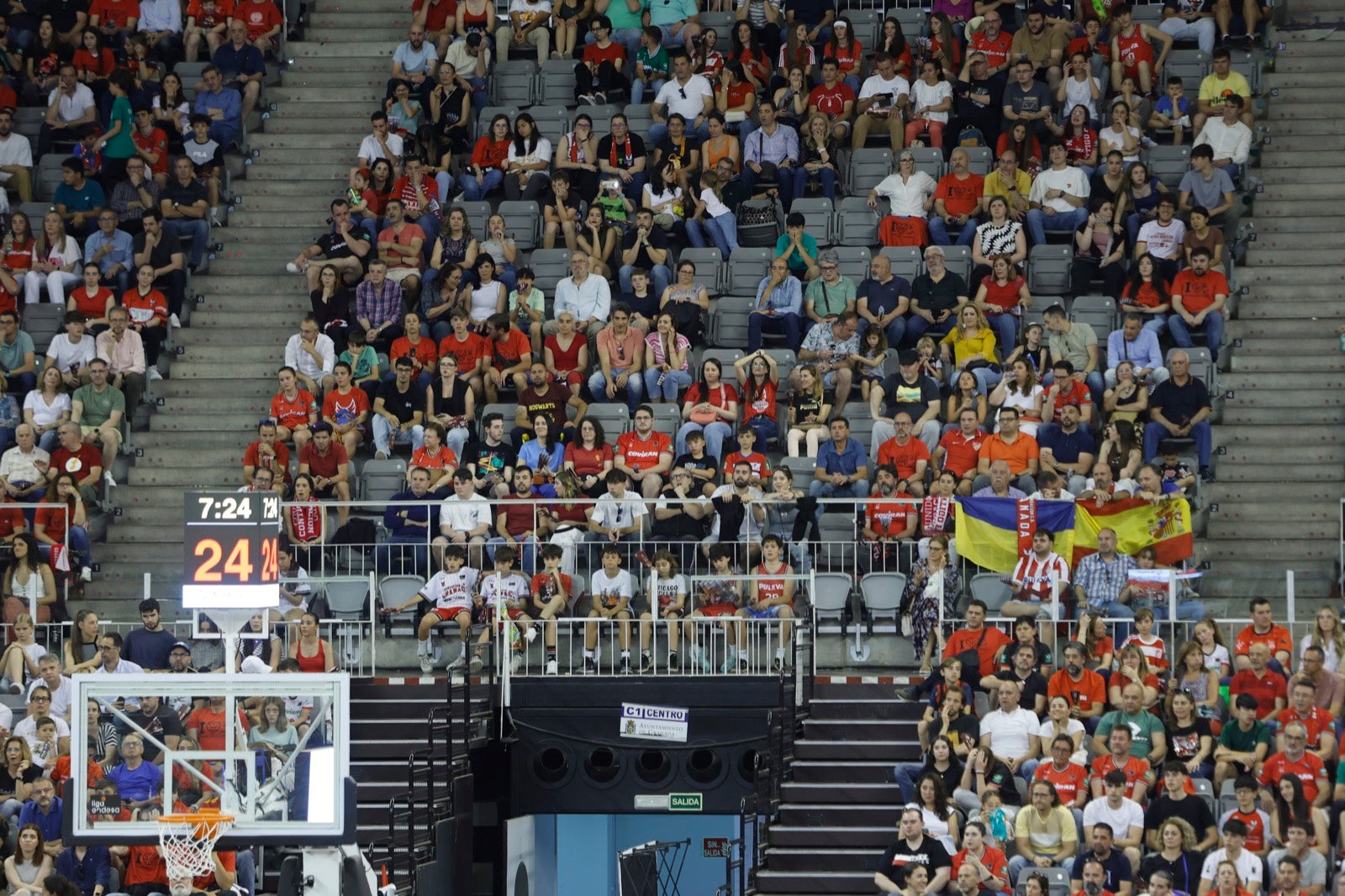 Encuéntrate en la grada durante el Covirán Granada - Gran Canaria