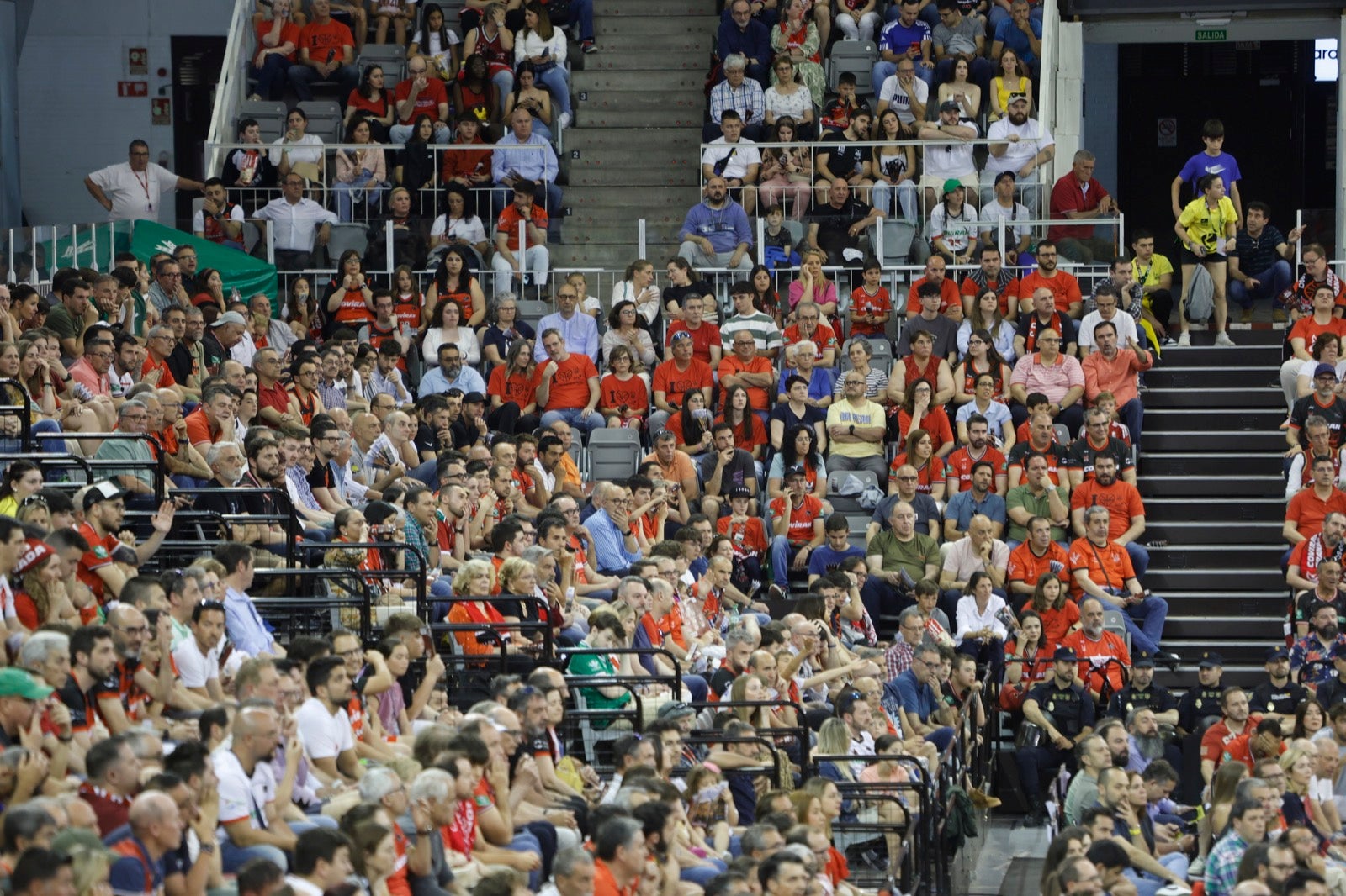 Encuéntrate en la grada durante el Covirán Granada - Gran Canaria