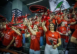 El Palacio de los Deportes festeja la permanencia del Covirán Granada en la Liga Endesa.