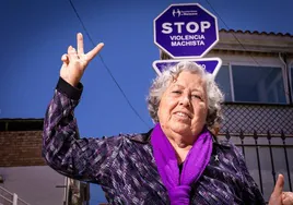 Natividad Bullejos, veterana feminista, hace la señal de la victoria ante la señalización del municipio de Maracena.