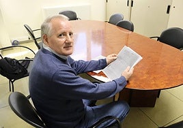 Wenceslao Martínez revisa sus reclamaciones en el centro de salud de Almanjáyar.