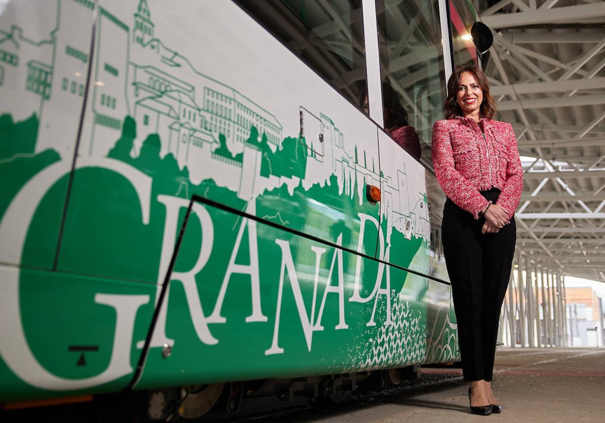 La consejera Rocío Díaz junto a uno de los trenes nuevos.