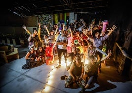 Artistas y miembros de la comunidad en el interior del Teatro de la Vega, en Atarfe.