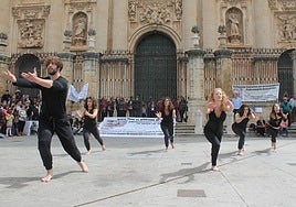 Reivindicación en 2018 del Conservatorio de Danza, en la plaza de Santa María.