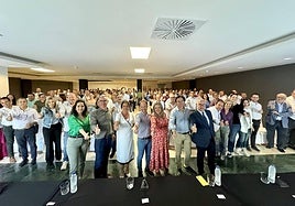 Erik Domínguez, en el centro, en la junta directiva provincial del PP de este lunes.