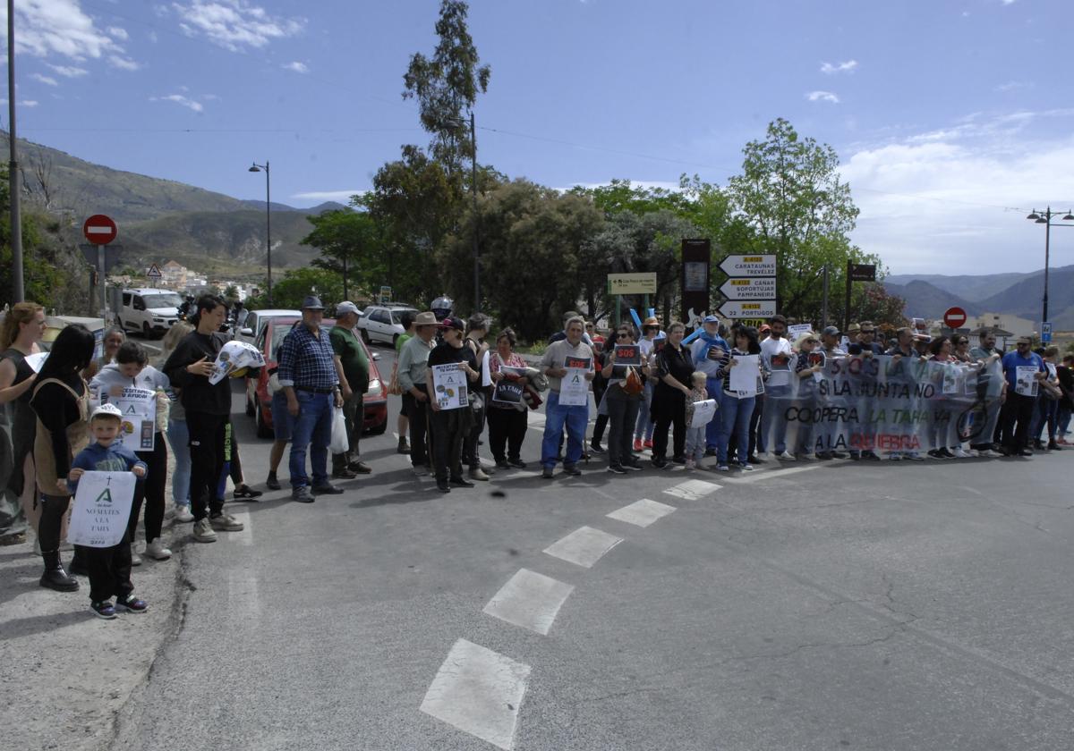 La Taha corta la carretera de la Alpujarra para protestar por un dinero que la Junta le reclama