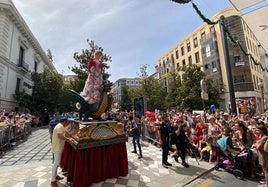 La Tarasca por las calles de Granada.