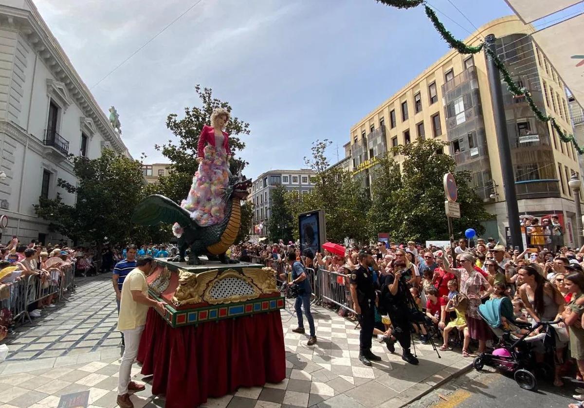 La Tarasca por las calles de Granada.