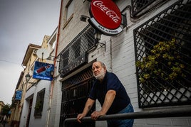 Alfonso Gamaza cierra su bar el 31 de mayo, el único que tiene dos nombres según se lea el cartel de Coca Cola o el de Pepsi Cola.