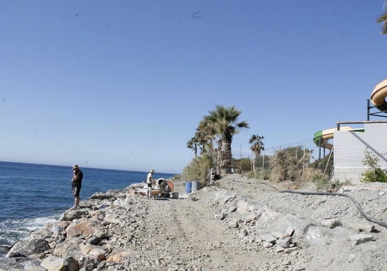 Almuñécar arregla la escollera de la playa de Velilla tras una década de espera