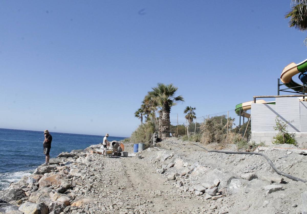 Almuñécar arregla la escollera de la playa de Velilla tras una década de espera