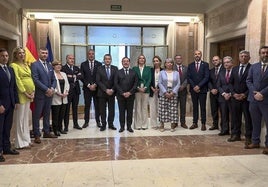 La delegación andaluza, ayer con el ministro José Manuel Albares en Madrid.