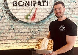 José Carlos con una bandeja del helado de cereales de leche.