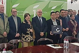 Foto de familia de la comisión, con el expediente definitivo, en una imagen de archivo.