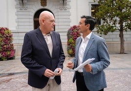 El parlamentario andaluz Gerardo Sánchez, junto al portavoz municipal socialista, Paco Cuenca