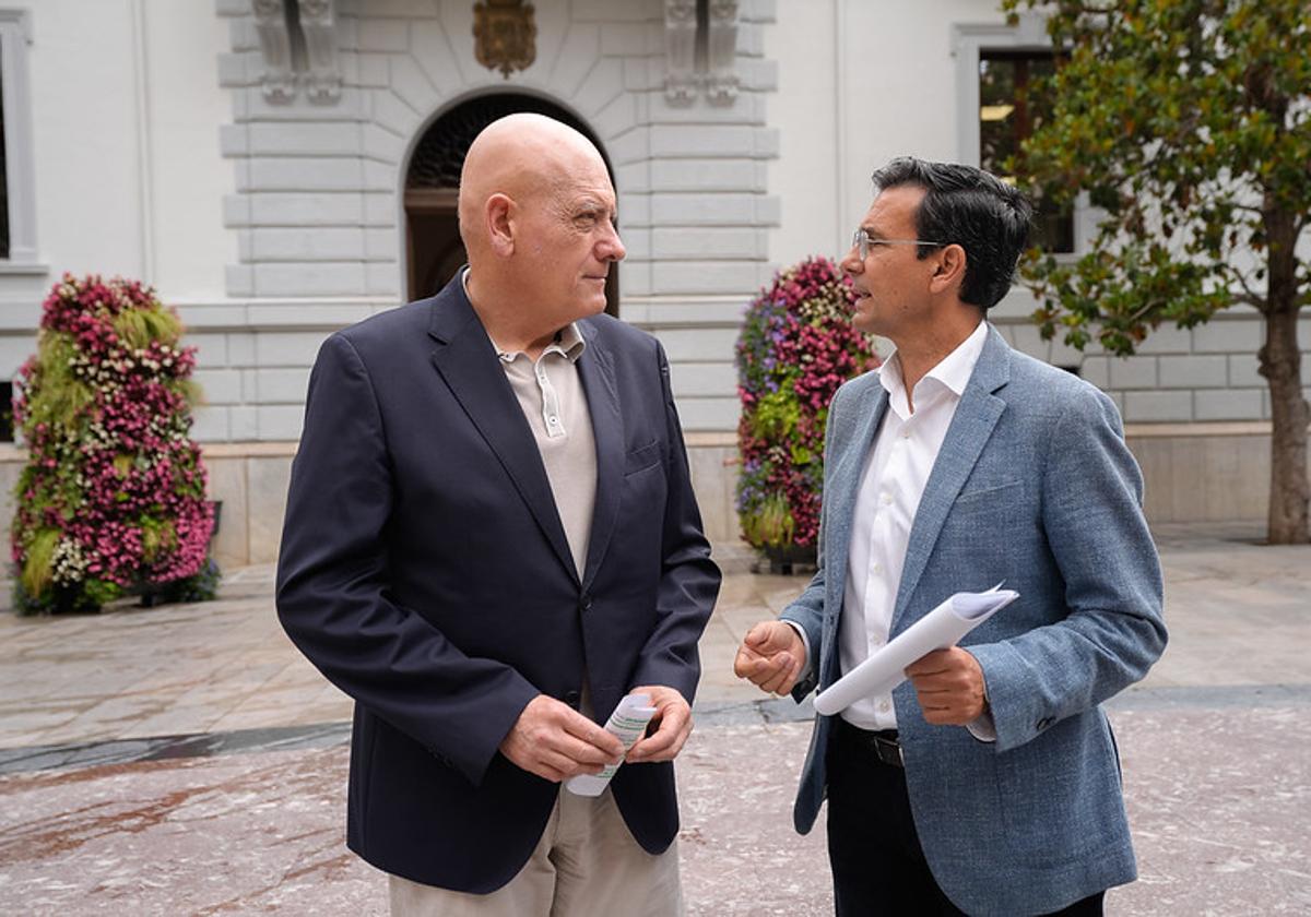 El parlamentario andaluz Gerardo Sánchez, junto al portavoz municipal socialista, Paco Cuenca