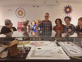 El alcalde Luis Mariano Camacho durante la visita a la exposición de trabajos artesanales.