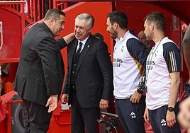 José Ramón Sandoval charla con Carlo Ancelotti y su hijo Davide antes del empezar el partido con el Real Madrid.