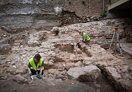 El equipo de Ángel Rodríguez trabajando en el solar particular del Albaicín donde ha aparecido la calzada.