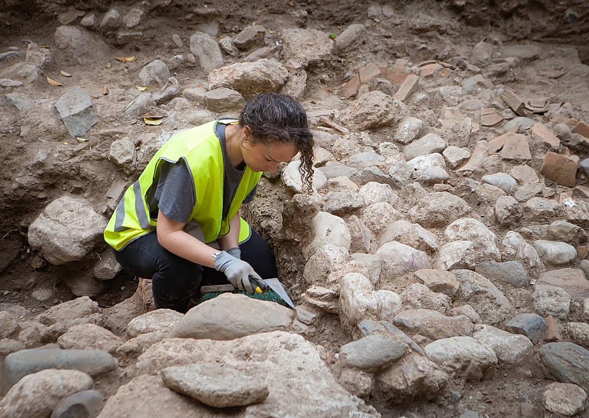 Imagen secundaria 1 - Hallan en el Albaicín los primeros restos de una calzada romana en Granada