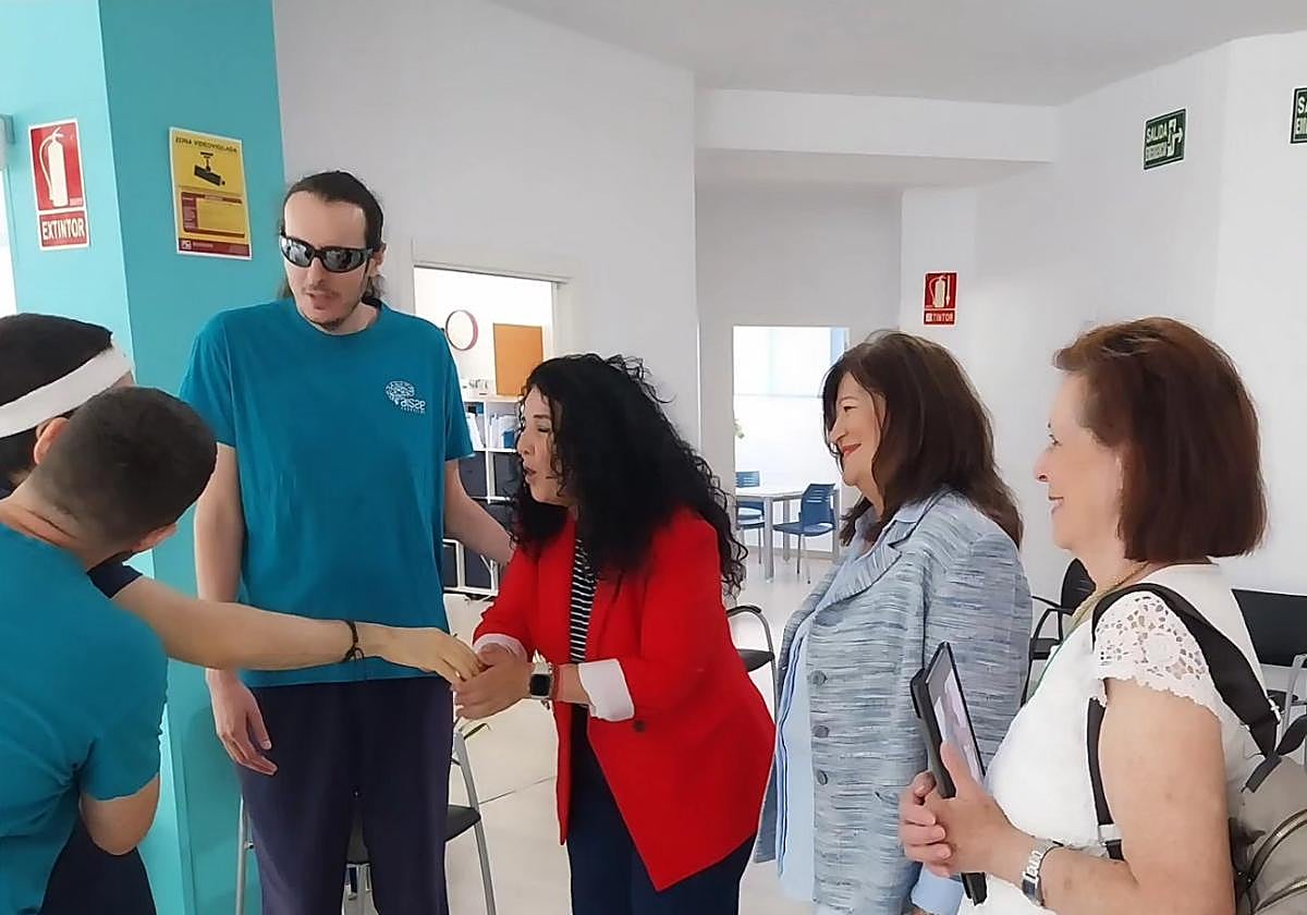 La diputada María Elena Duque Merino visita la sede de Fundación AISSE.