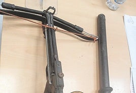 La ballesta y la barra de hierro que fueron confiscadas a los ahora condenados.