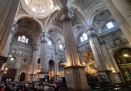 Asistentes en la visita guiada y contraste de luz entre la bóveda del crucero (izquierda), con vidriera coloreada, y el resto, con vitrales traslúcidos.