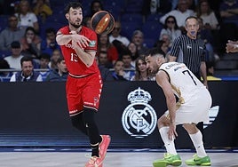 Pase de Lluís Costa ante Facu Campazzo, MVP de la liga regular..