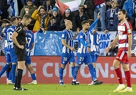 Alberola Rojas, cabizbajo mientras el Alavés celebra uno de sus goles al Granada en Mendizorroza.