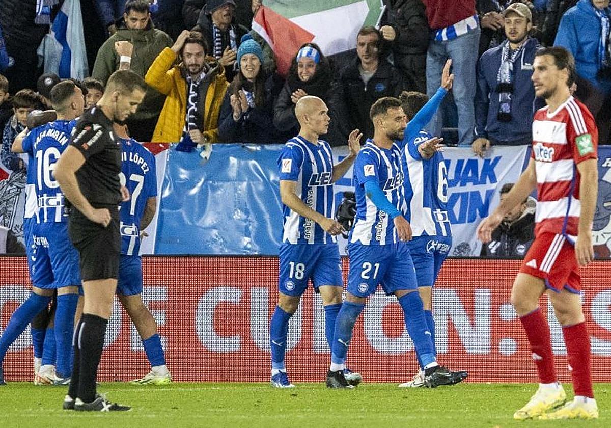 Alberola Rojas, cabizbajo mientras el Alavés celebra uno de sus goles al Granada en Mendizorroza.