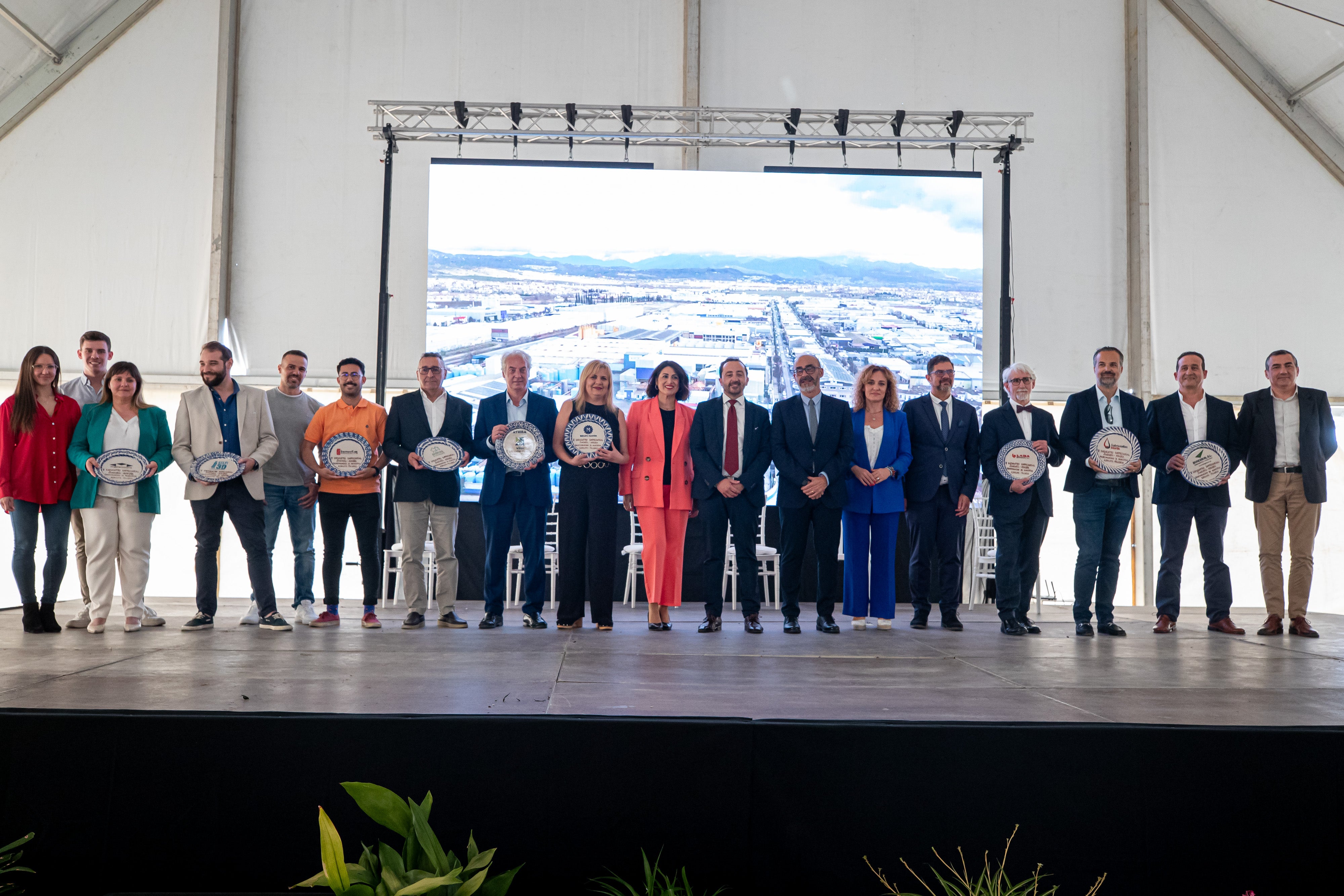 Foto de familia de los organizadores y galardonados.