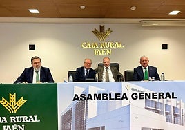 De izquierda a derecha, Luis Jesús García-Lomas, subdirector de Caja Rural de Jaén; Enrique Acisclo, director general; Juan Núñez, presidente; y Patricio Lupiáñez, secretario del consejo rector de Caja Rural de Jaén.
